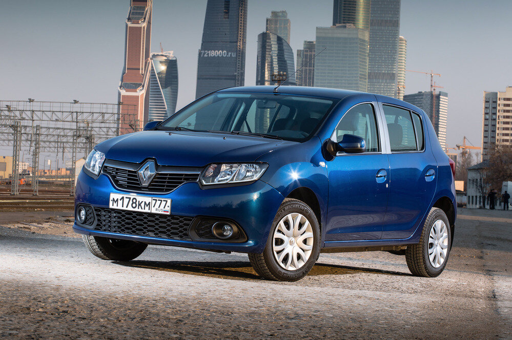 Если  Logan  со сменой поколений стал настоящим красавцем, то Sandero даже  потерял в обаянии. Особенно это касается недорогих версий с маленькими  колёсами.  