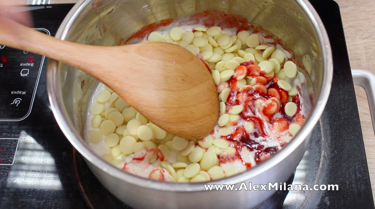 

Переливаем массу в кондитерский мешок и мешок отправляем в холодильник на несколько часов. 
