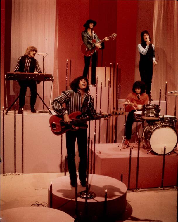 Сверху, слева направо: Джон Лорд (клавишные), Ричи Блэкмор (гитара), Род Эванс (вокал). Снизу, слева направо: Ник Симпер (бас), Ян Пэйс (ударные)