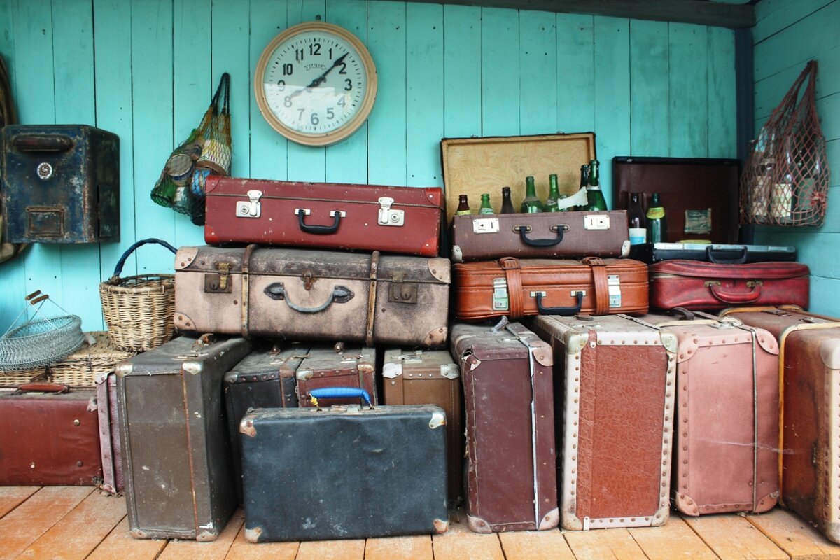 Куча старых чемоданов