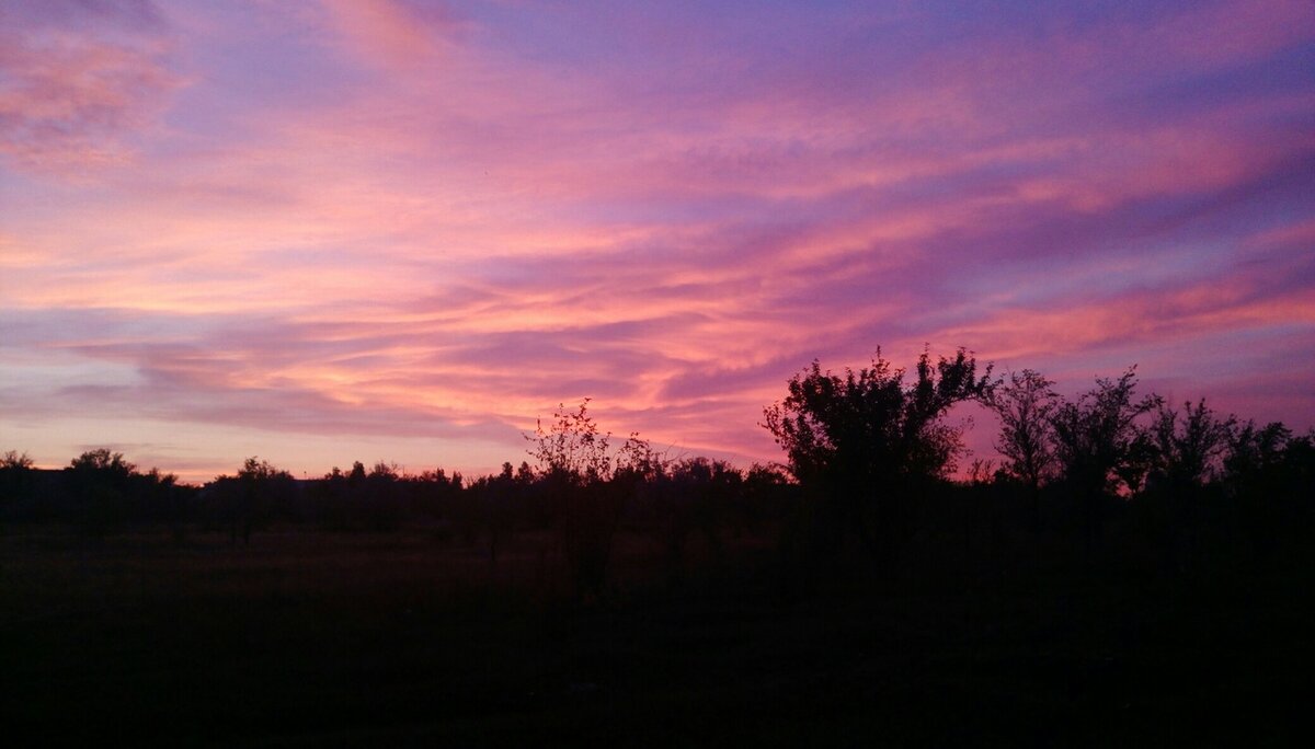 Довольно красивый закат, особенно если видеть это своими глазами.