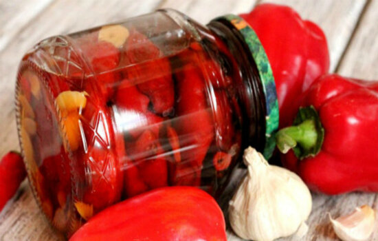 Если вы любите, мягкий сладкий перец в домашних заготовках, то этот рецепт консервации именно для вас. Благодаря обжариванию, перчики становятся еще более мягкими и сочными.
