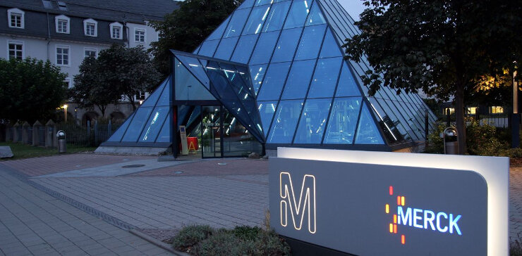 Вход для посетителей в офис Merck KGaA в Дармштадте (Германия)