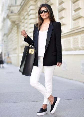 Главная особенность жакета – способность придавать особую нарядность самым обыденным вещам. В паре с черным пиджаком стандартные кеды, белые джинсы и футболка будут смотреться совершенно по-новому.
