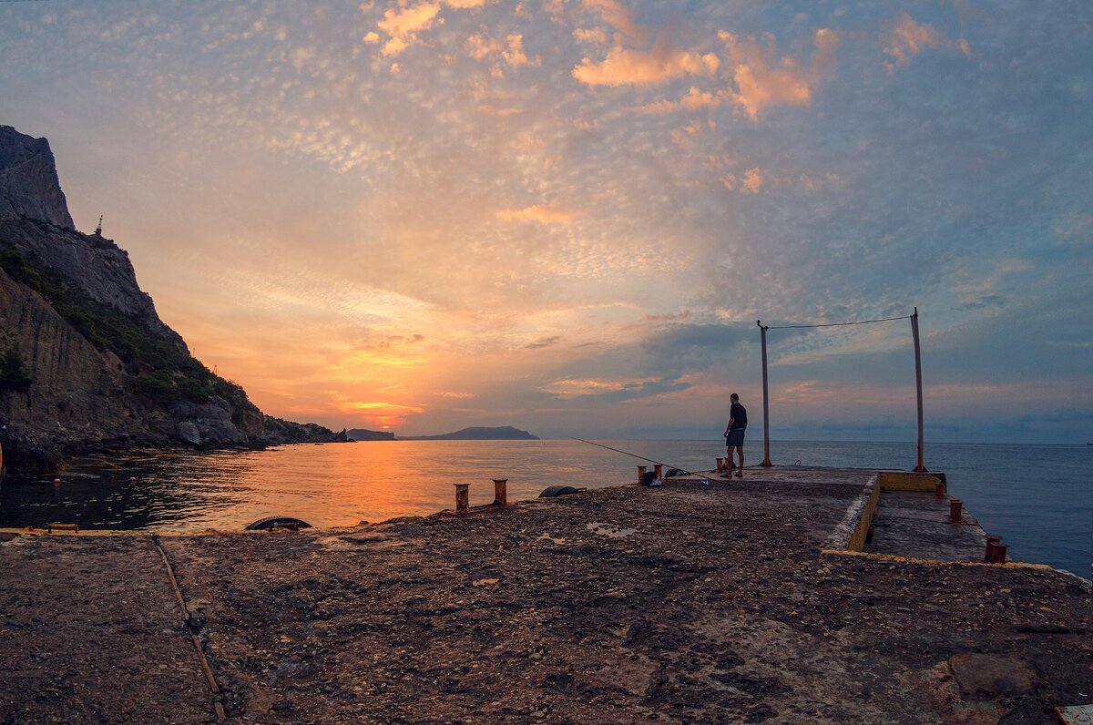 Фотофакт! В Крыму, в поселке Новый свет,  найден единственный отдыхающий. Он рыбачит. Продуктов в Крыму нет, поэтому этот отдыхающий вынужден сам добывать себе пропитание.