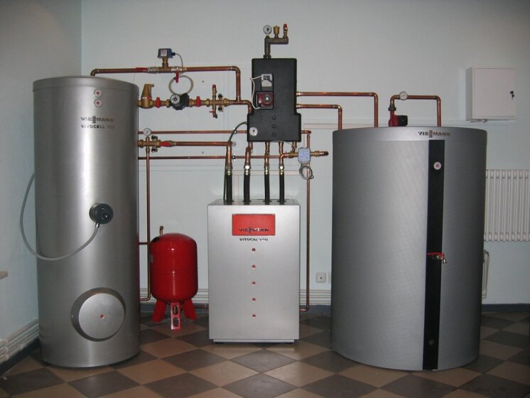 Пример установки теплового насоса. Слева направо: бойлер горячей воды, расширительный бак для отопления, тепловой насос, теплоаккумулятор (буферный бак)