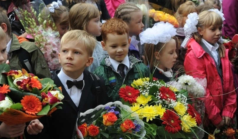 Первоклассник с букетом