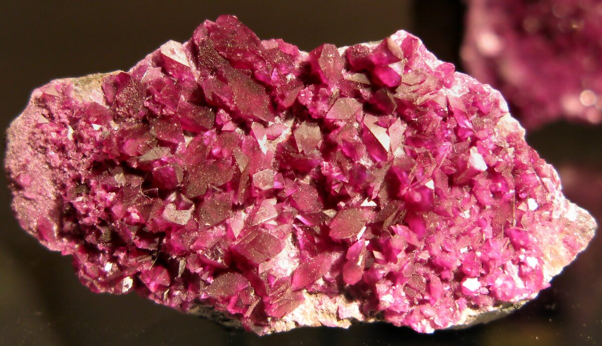 Фантастический розовый для природы цвет. Кеммерерит - разновидность пеннина.