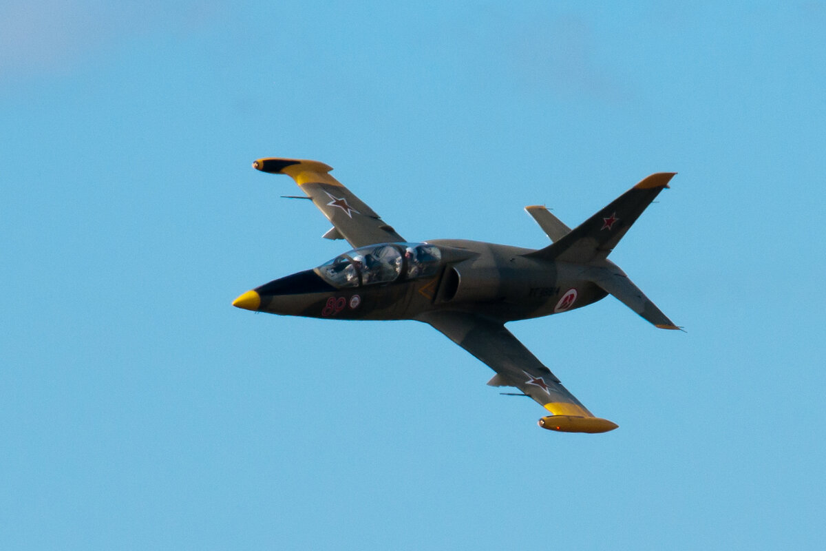  Автор: Sergey Vladimirov - Flickr: «Русь» Vyazma L-39 aerobatics group «RUS» at MAKS-2011 airshow, CC BY-SA 2.0, https://commons.wikimedia.org/w/index.php?curid=16230275