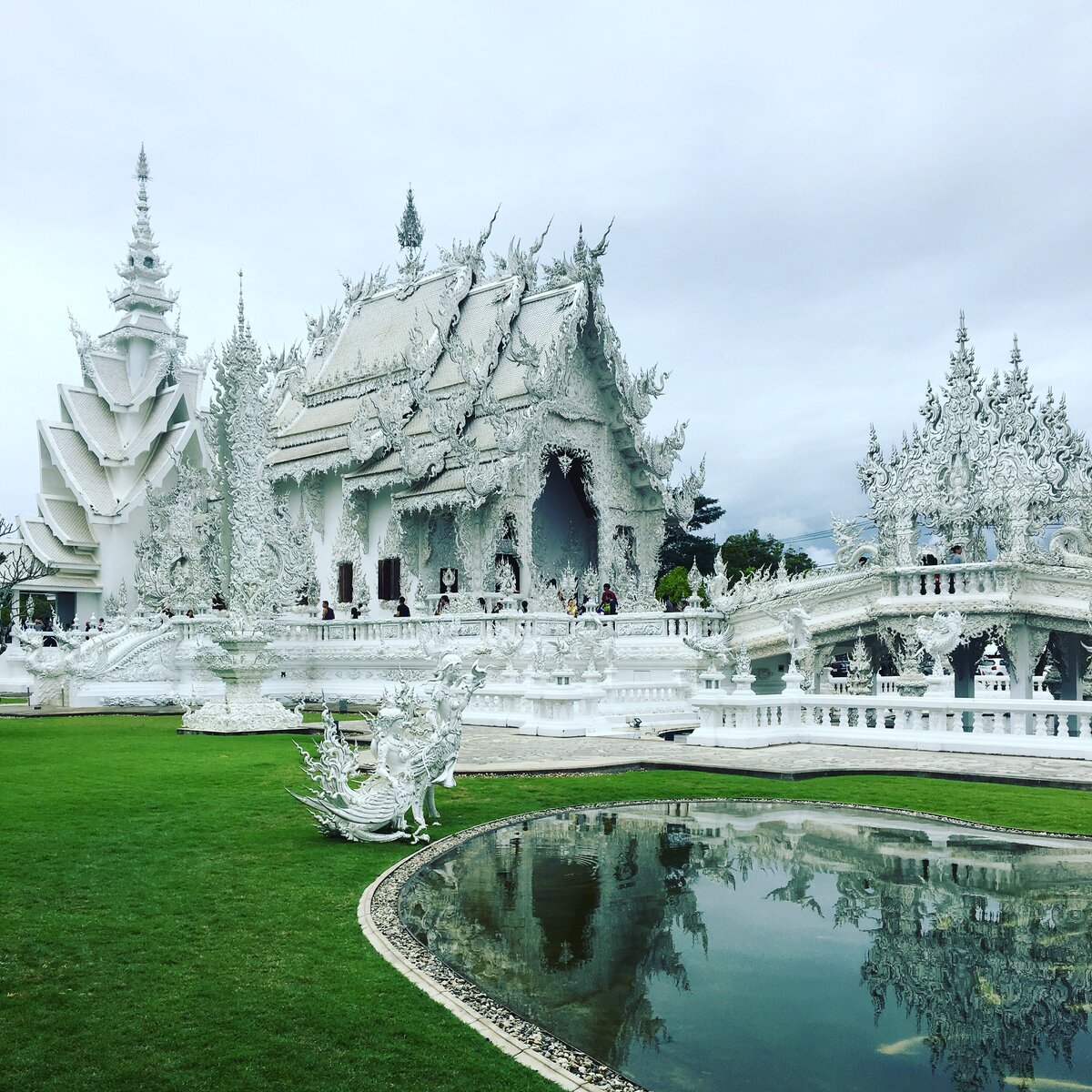 Этот потрясающий храм находиться в окрестностях Чианг Рая, но в этом городе нечего делать, однозначно! Но можно приехать в привлекательный для туристов Чианг май и взять экскурсию.