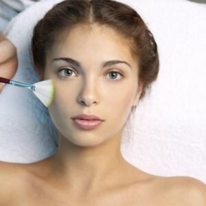 Лучше  всего проводить эту процедуру вечером, непосредственно перед сном. Кожа  после пилинга будет немного красноватой, а к утру снова восстановится и  придет в нормальное состояние.