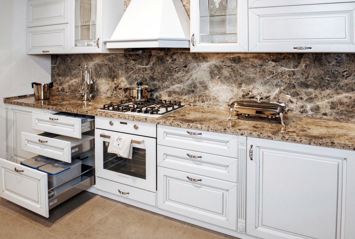 На фото: модель "Джулия"; элементы - выдвижные ящики с элементами сортировки 