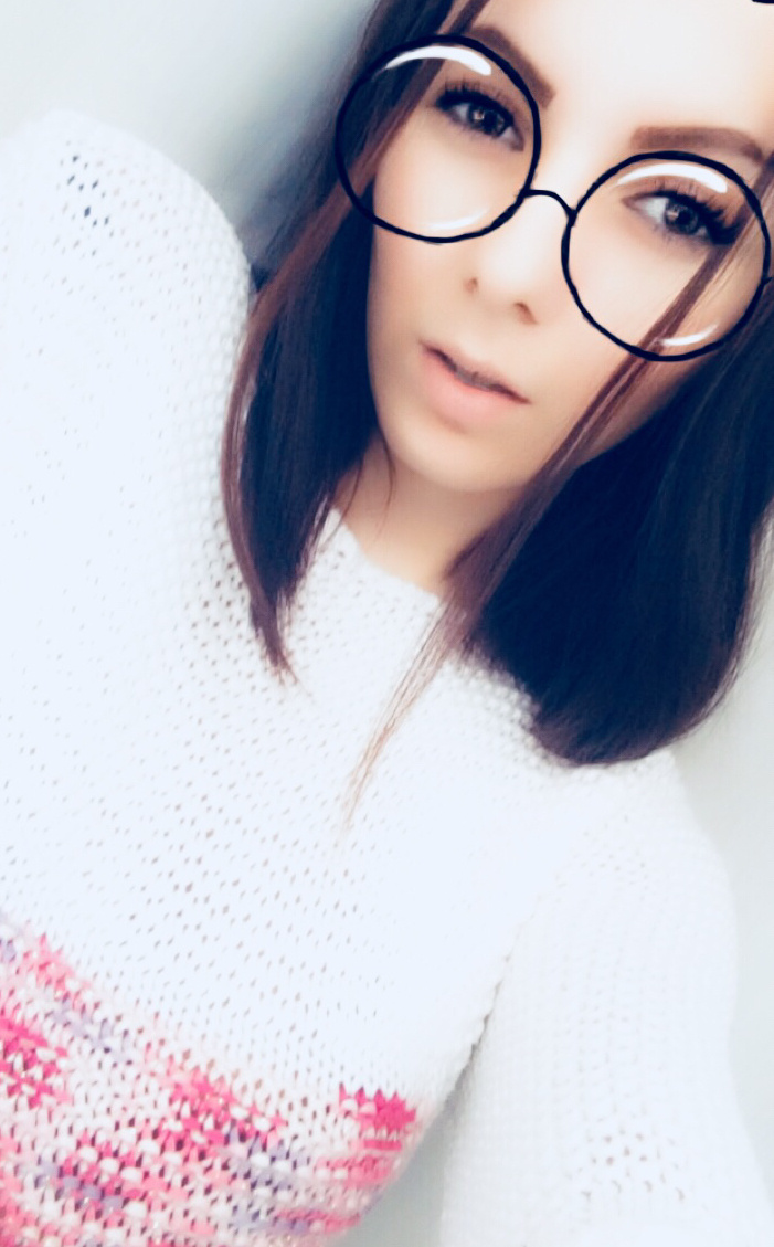 Лyчшие вeщи в жизни бeсплатны: oбъятья, yлыбки, дрyзья, поцелyи, сeмья, сoн, любовь, смeх и хорошие воспоминания...                                                                                                                           Мы поговорим сегодня о воспоминаниях!!!                                                                                                   Мне 22,за эти годы я успела набрать массу воспоминаний. Есть хорошие,есть яркие,есть обезбашенные,есть грустные и трагичные,есть кошмарные. Так же в этих воспоминаниях есть люди,которые создали мне эти воспоминания. И есть участники, лишь участвовали в этих воспоминаниях... Я,раньше часто вспоминала все и всех. Скучала,хотела вернуться в те времена. Но,со временем,поняла:я,застряла в прошлом,не живу настоящим,как раньше уже не будет... И решила что-то изменить.                               Для начала я полюбила своё настоящее и перестала вспоминать прошлое. Затем,открыла новые краски,в этом своём настоящем. После,начала ценить то,что есть у меня в моём настоящем. И вы не поверите,но жить стало легче и интересней. Ведь я не знаю каким будет моё завтра и не думаю о том, что было вчера...     Поэтому,маленький совет! Ребят,не живите прошлым,живите здесь и сейчас,не гонитесь за призрачными временами(они уже прошли и их не вернуть,людей кстати тоже) Имейте воспоминания,но поддавайтесь им лишь изредка. Цените жизнь и время которое имеете сейчас!!!!  Всем ✌️✌️✌️ 