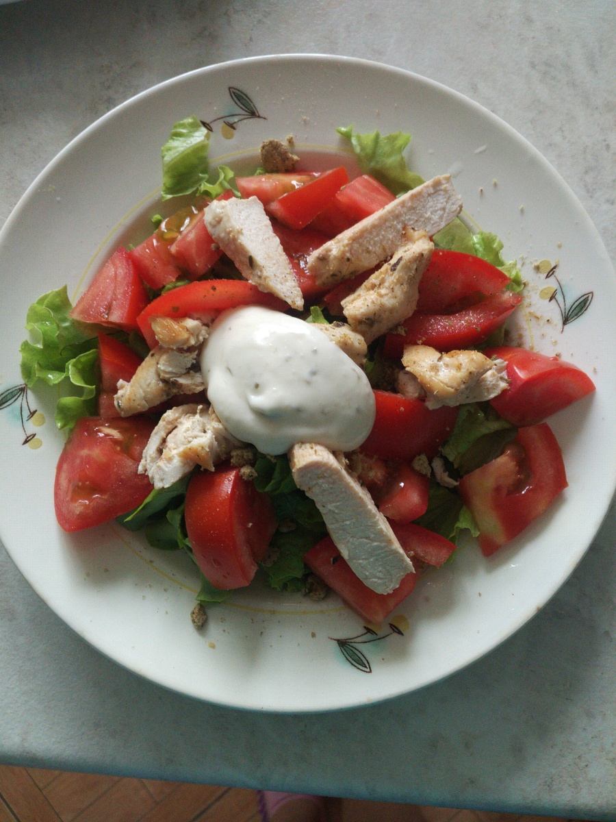 салат цезарь, вариант подачи блюда