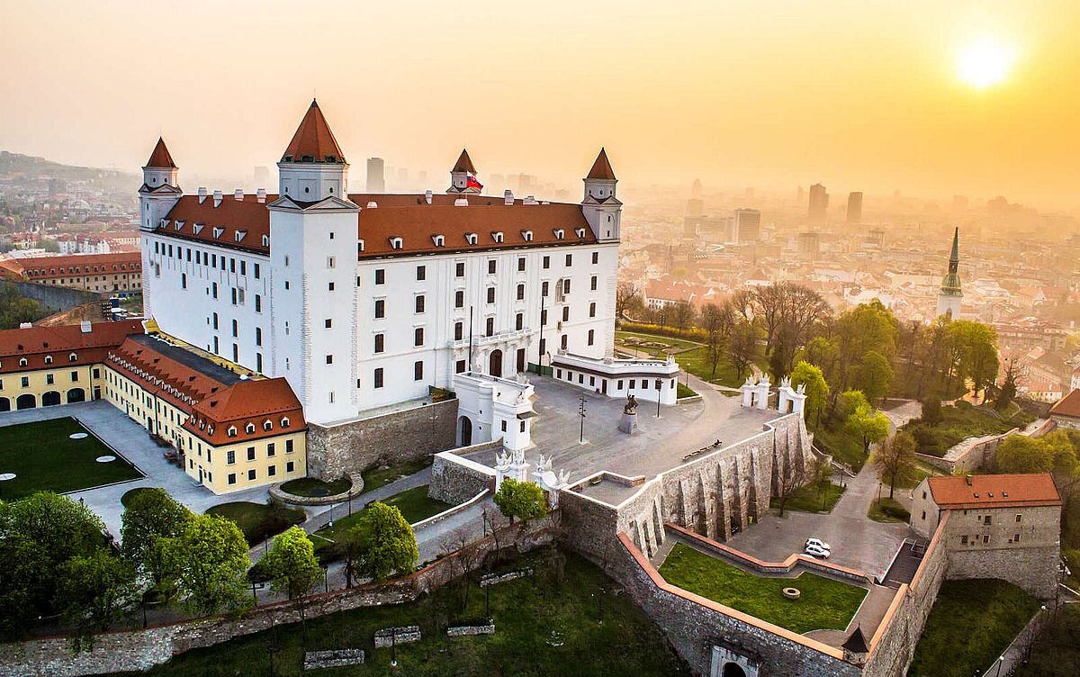 Братиславский град - центральный и самый важный замок в Братиславе.

