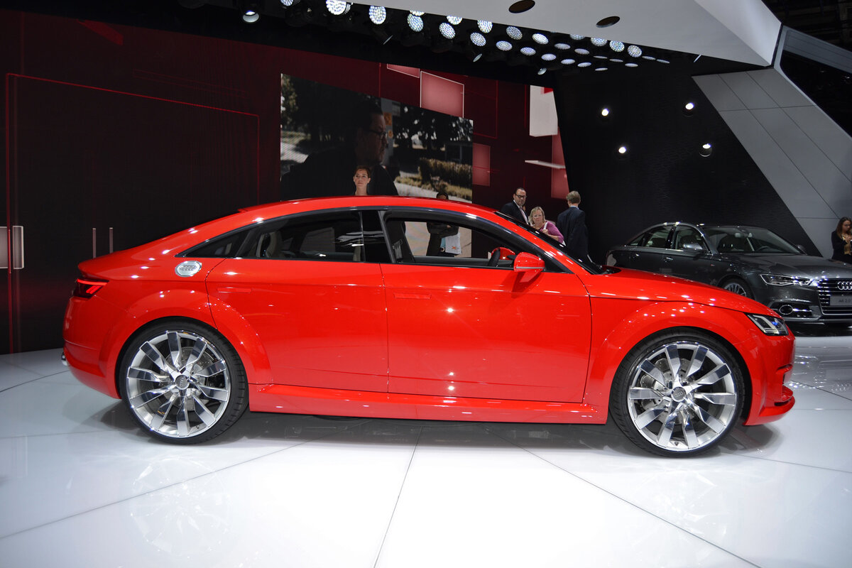 Audi TT вид сбоку