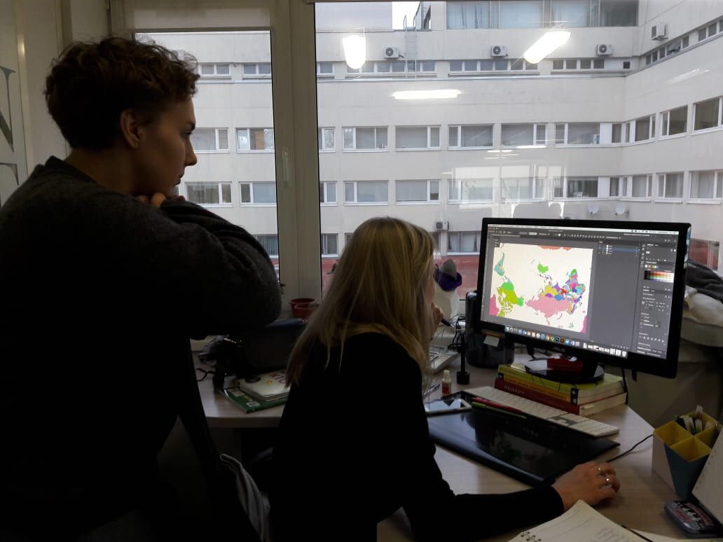 Редактор Наташа Бетина и картограф-иллюстратор Анна Осюк