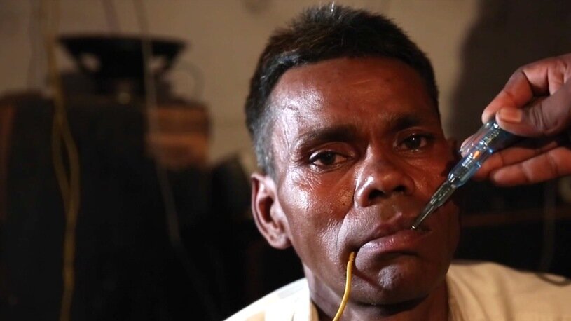 Naresh может касаться проводов, которые бы убили нормального человека 
