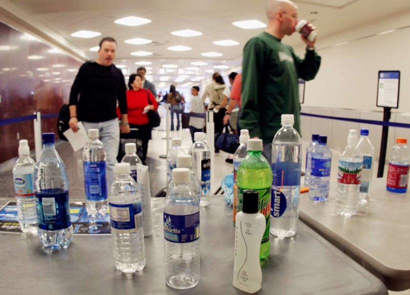 Вода купленная в аэропорту. Жидкости в аэропорту. Бутылка воды в самолете. Бутылка воды в аэропорту. Провезти жидкость в аэропорту.