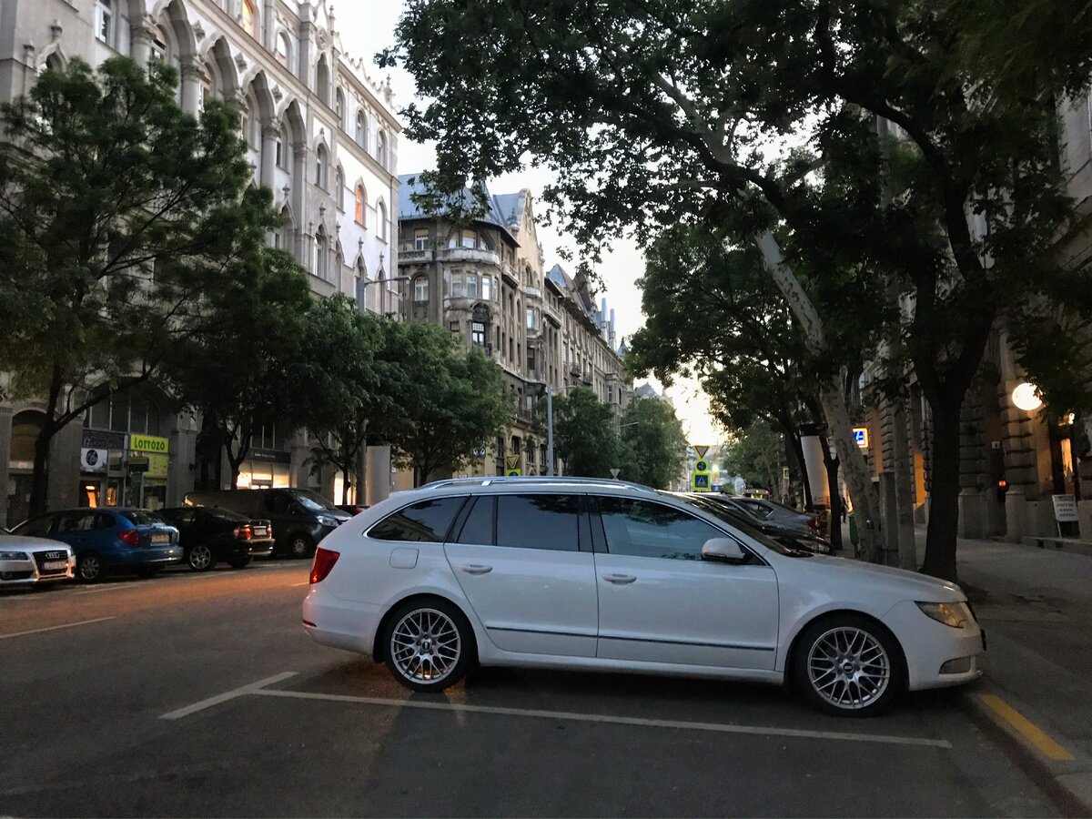 В Европе стараюсь искать только перпендикулярные стоянки