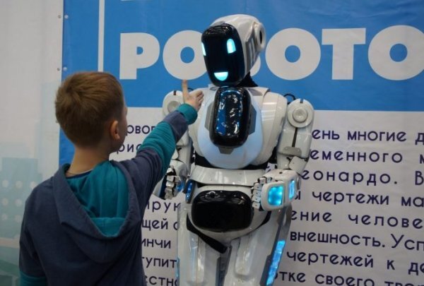  
Организаторы форума «ПроеКТОриЯ» ввели в заблуждение посетителей, выдав человека в костюме робота, за человекоподобного робота. Однако обман очень быстро был раскрыт.

