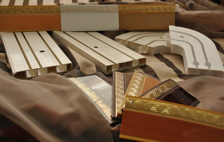 Пластиковые карнизы.