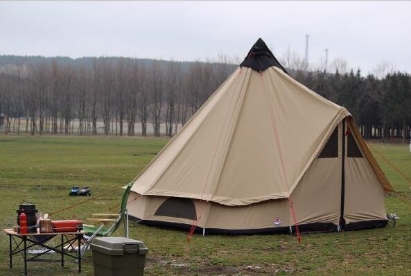 Палатка Klondike весит 16 кг и имеет размеры 4 х 4 х 2,7 метра