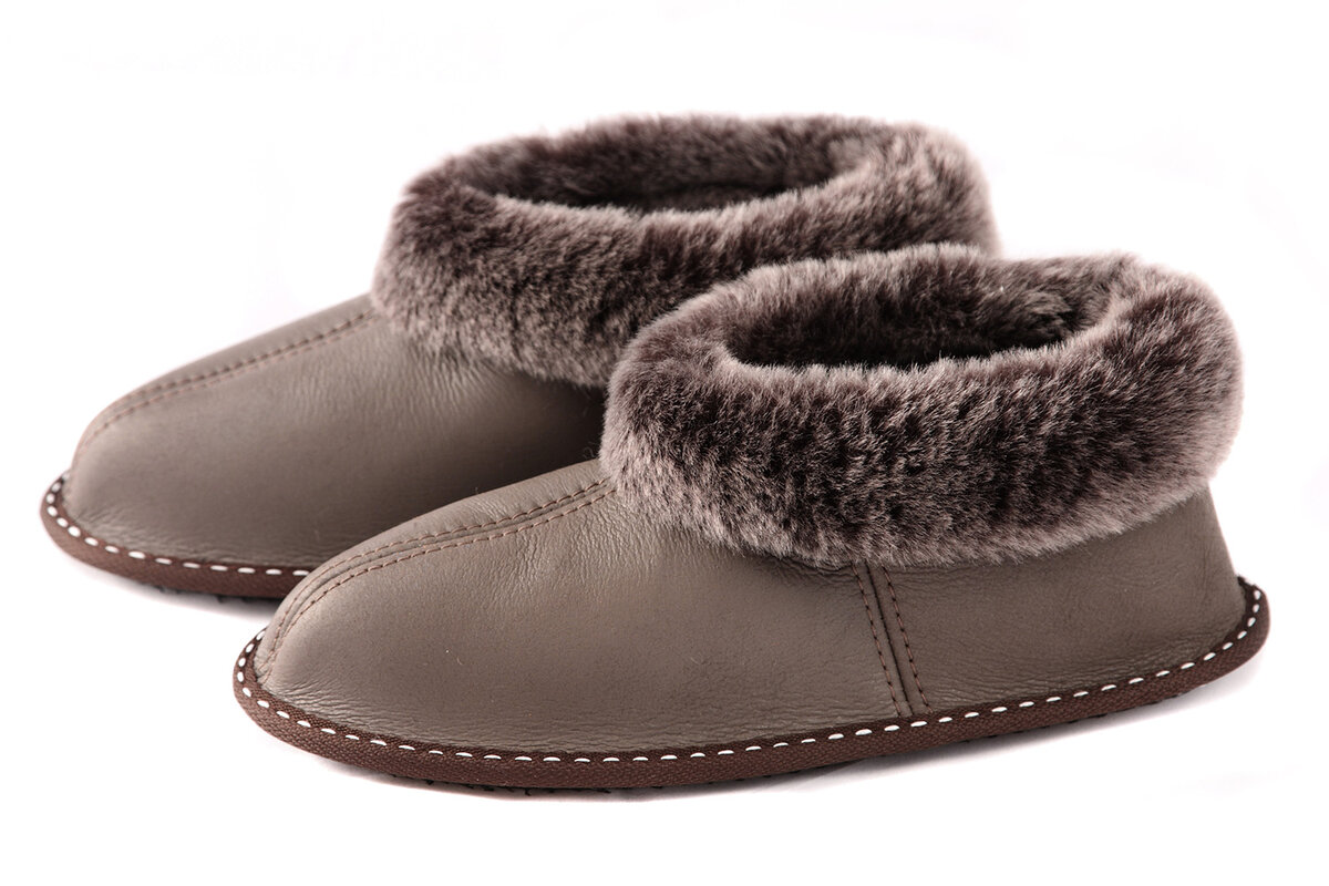 Мы приобрели себе вот такие пантофи, полагая, что ноги уже вряд ли вырастут, а вот натуральные материалы им приятны :), прослужат обувки долго. 