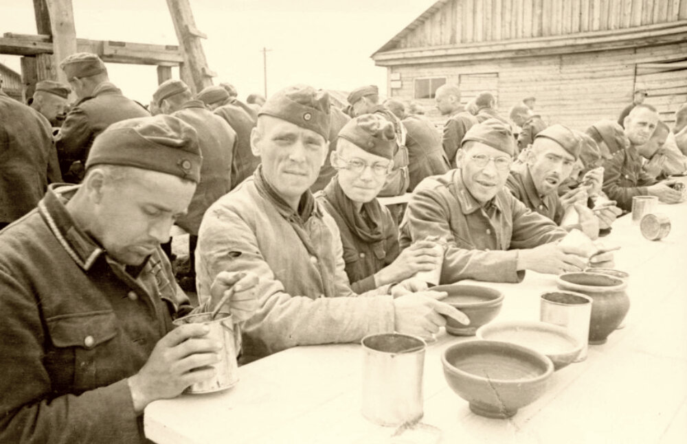 Немецкие военнопленные за обедом. СССР.