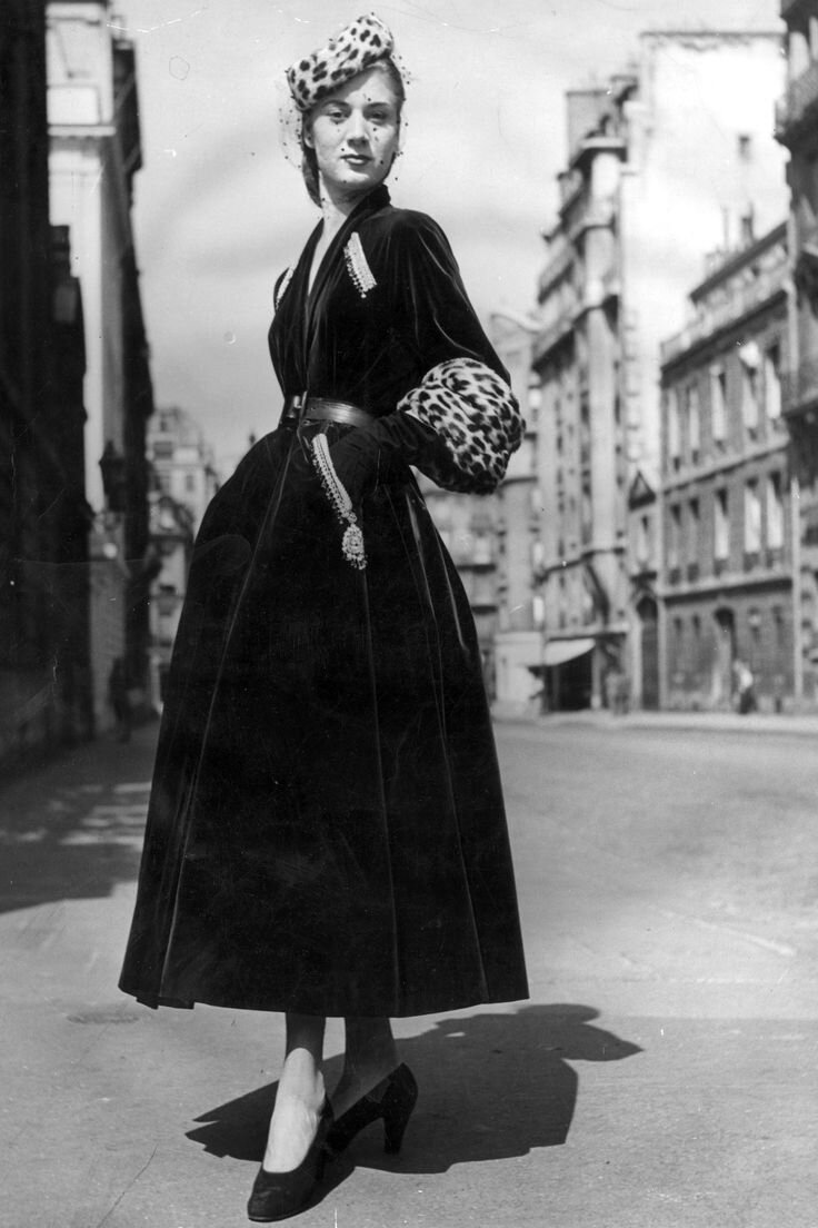 Модель в платье Christian Dior, коллекция "Corolle", весна-лето 1947. Фото: Willy Maywald