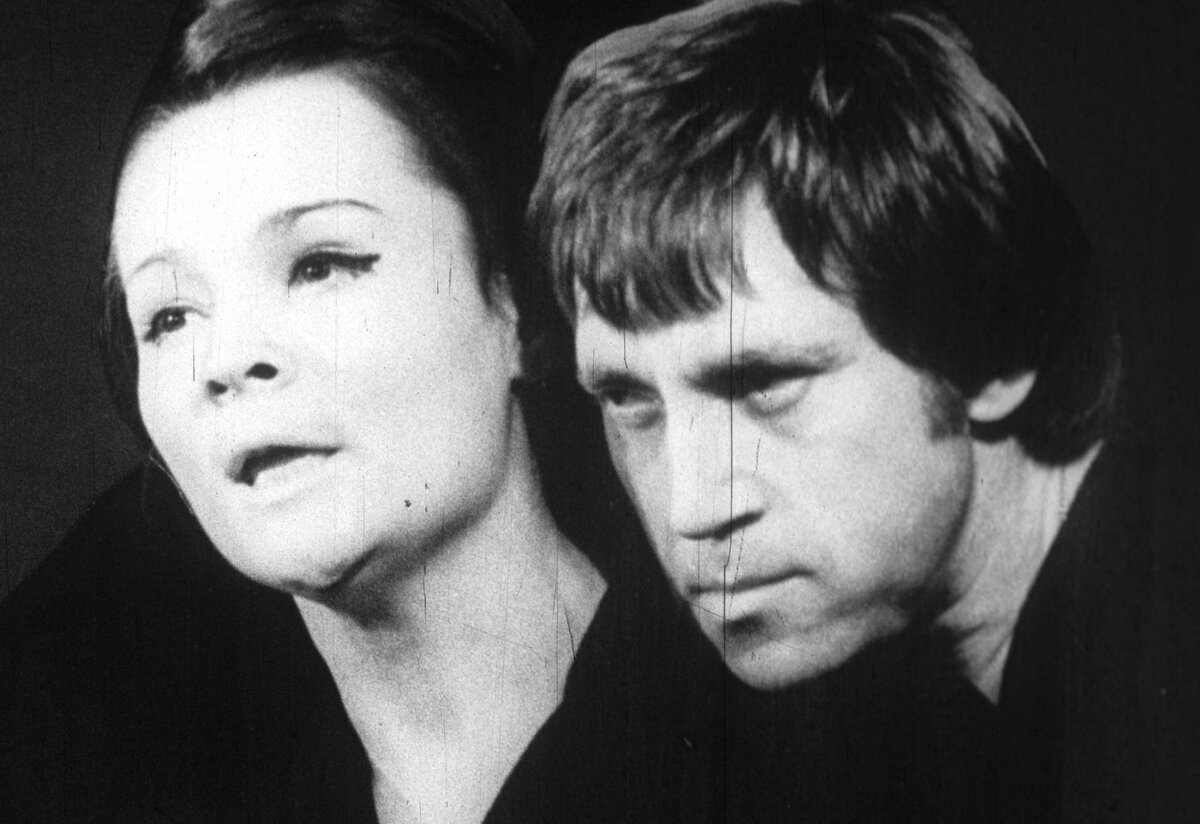 З. Славина и В. Высоцкий в спектакле «Добрый человек из Сезуана», 1975