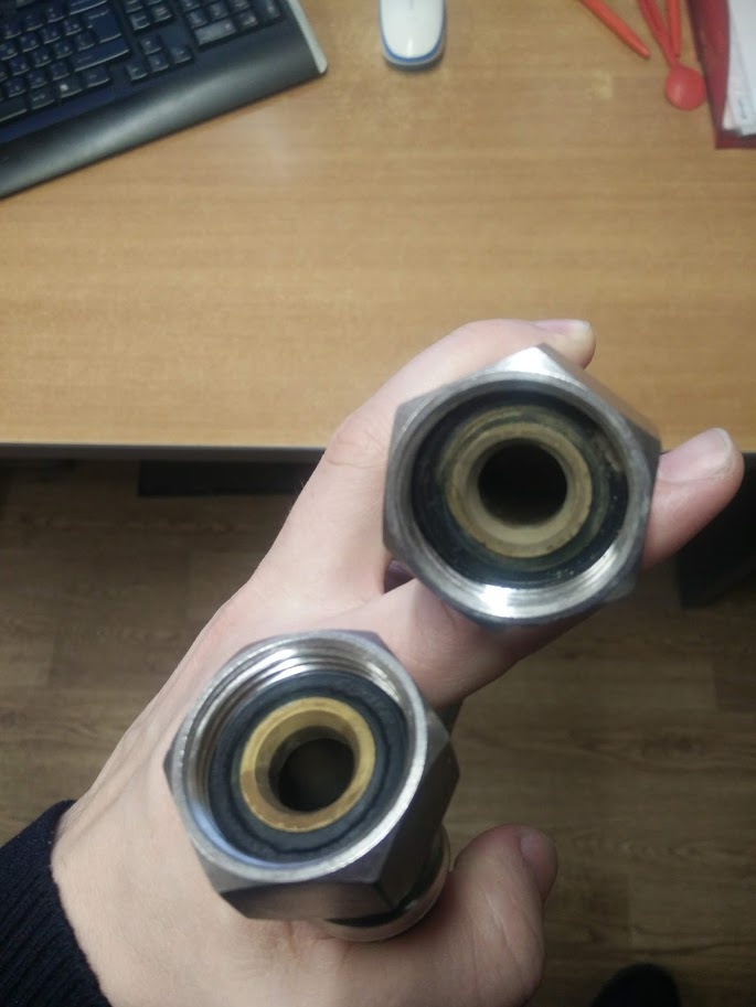 Потёкший шланг, который нужно заменить