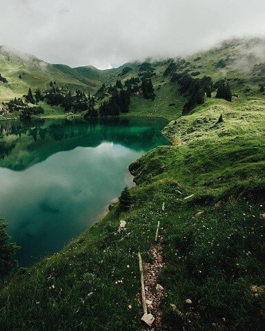 Озеро в горах Шотландии