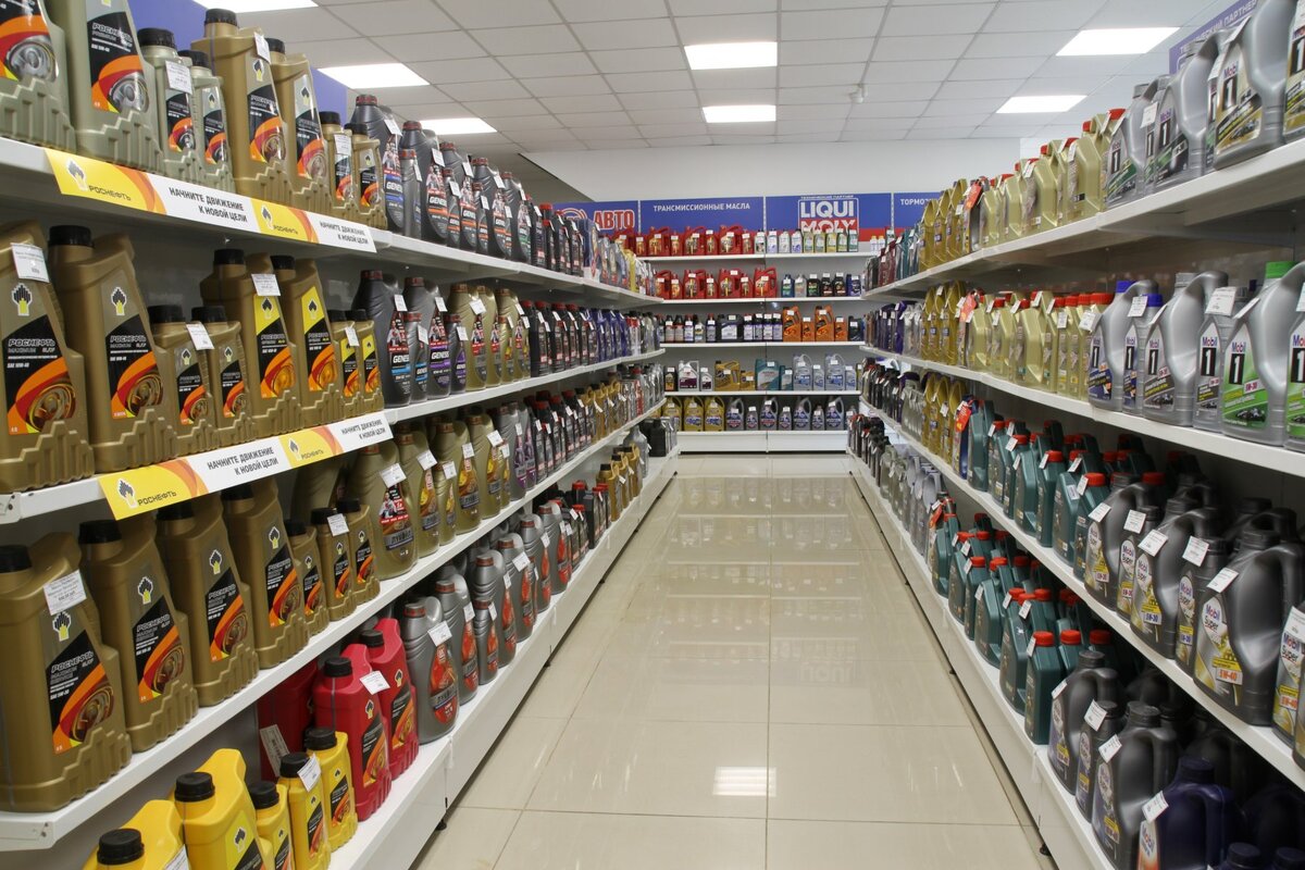 разнообразие автомобильных масел на полках магазинов
