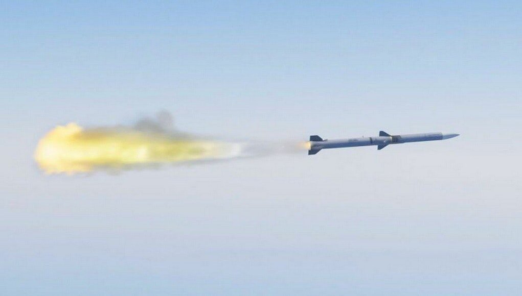 The AIM-120 AMRAAM is a beyond-visual-range air-to-air missile capable of all-weather day-and-night operation.  Источник фото: https://ukdefencejournal.org.u