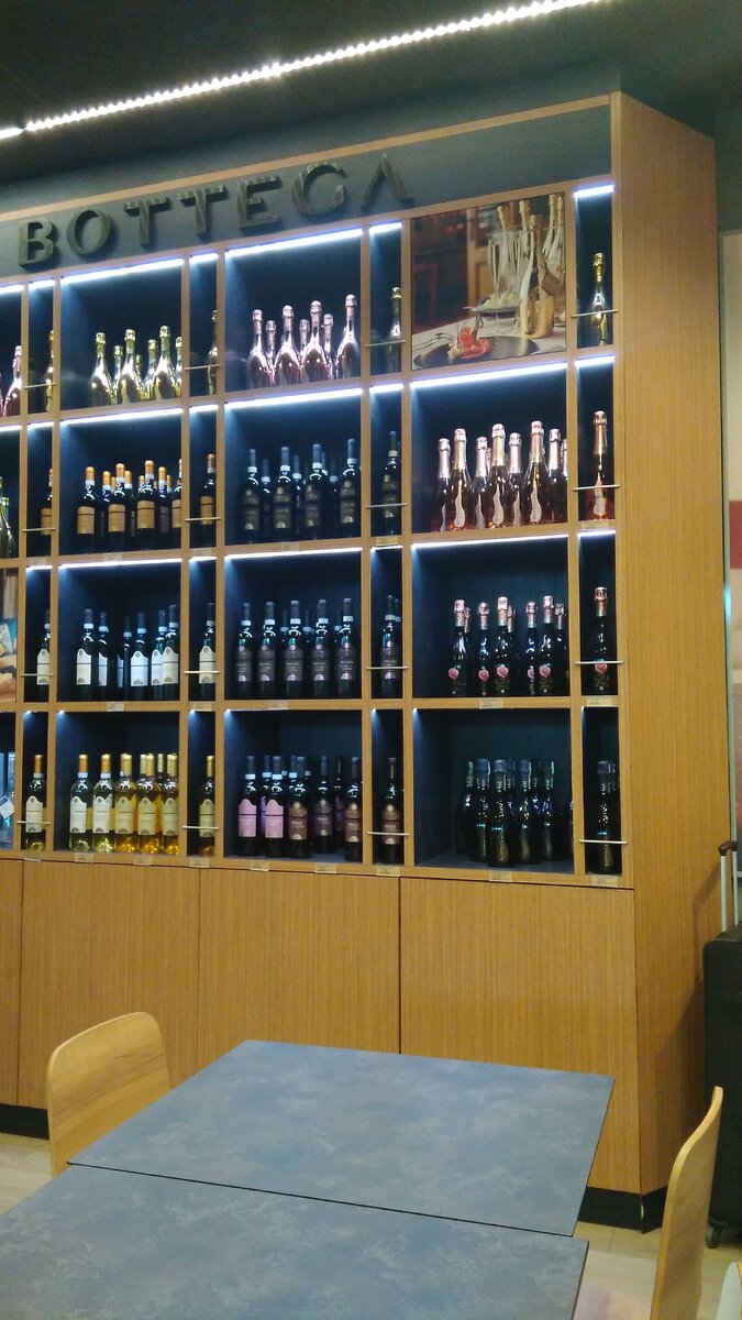 В общем за чтением, мы скоротали часок. Сендвич 5 евро, бутылка белого 15 евро.  Сприц-апероль 7 евро.