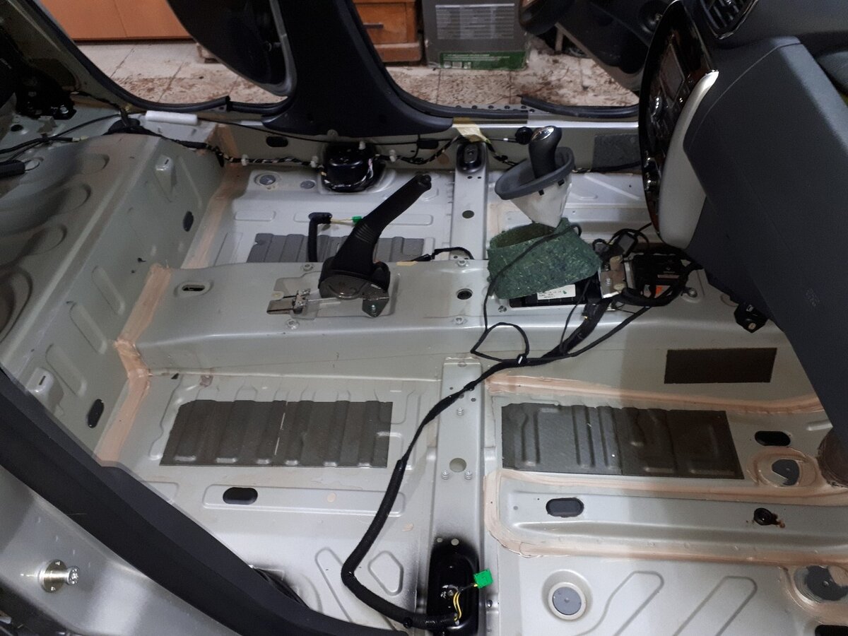 Заводская шумоизоляция Nissan Terrano, он же Renault Duster. Найдите отличия с Xray.