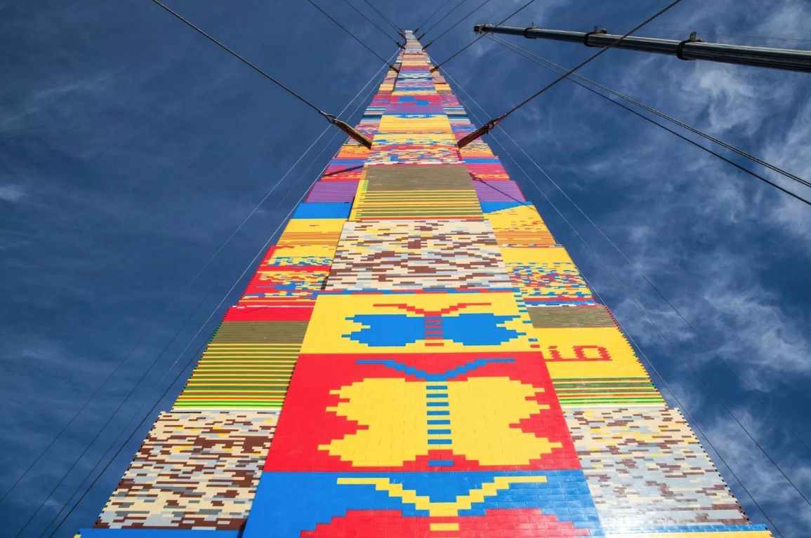 Башня из LEGO (источник: Яндекс Картинки)