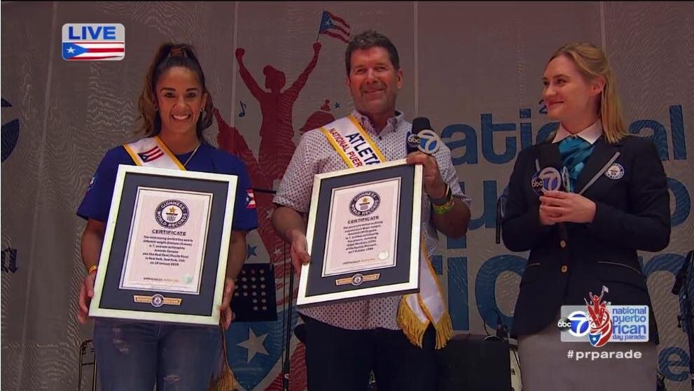 Аманда Серрано (слева) получает заслуженную награду