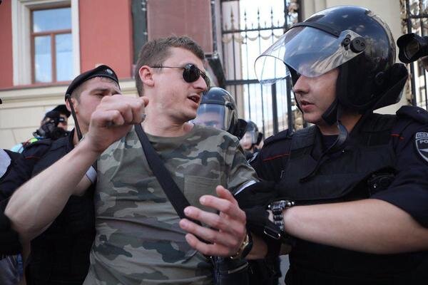                                                  Сотрудники массово задерживают граждан