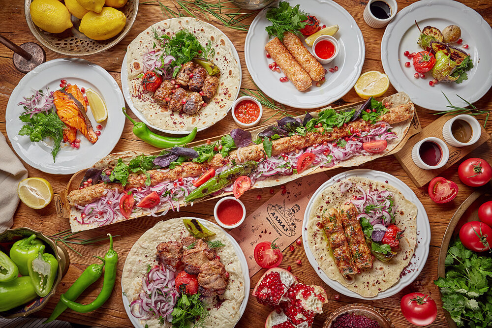 шашлык в ресторане. шашлык кафе москва. шашлык из куриного бедра с микс-салатом. шашлык кафе москва. шашлык фуд, москва.