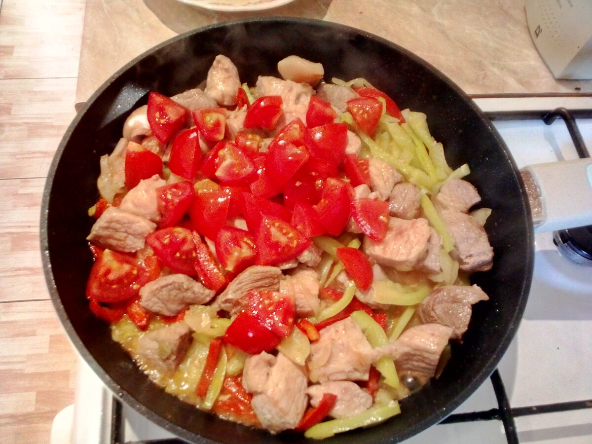 Очень вкусный, ароматный картофельный суп с свининой и овощами.