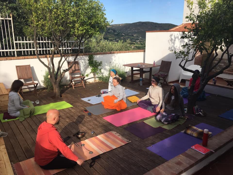 Медитируем и практикуем ваджра йогу с утра на инструкторском курсе в мае 2019 г.