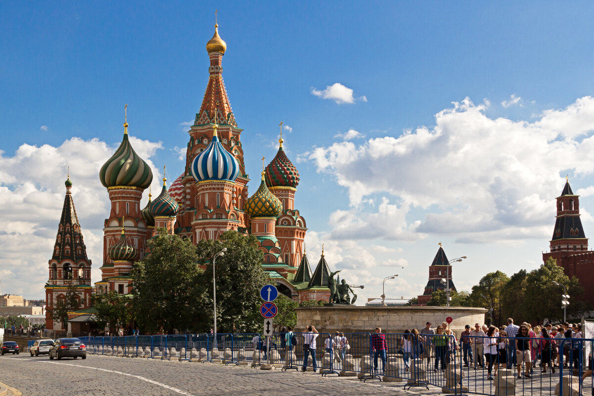 В центре шатровая церковь с маленькой главкой - церковь Покрова Пресвятой Богородицы