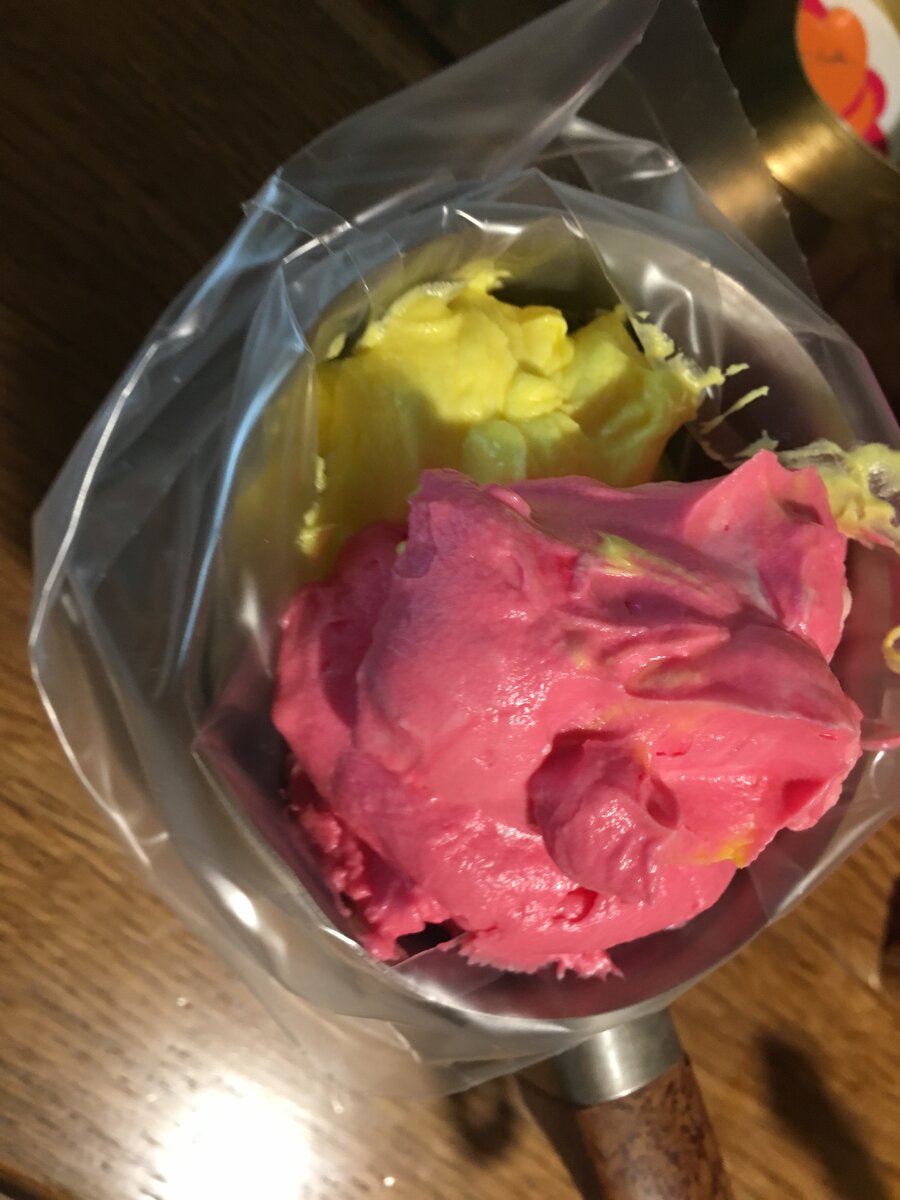 Но двухцветная шапочка начала выходить у меня почему-то только на 5 капкейке.)) Вообщем, еще нужно приноровится. 