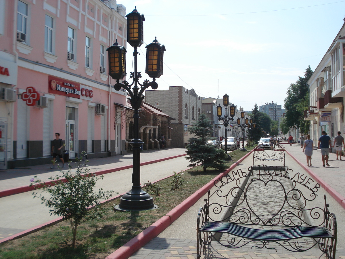 Совершенно потрясающей красоты улочка в центральной части Феодосии