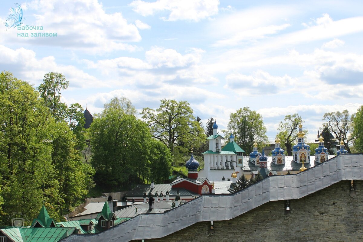 Вид на монастырь из-за стены