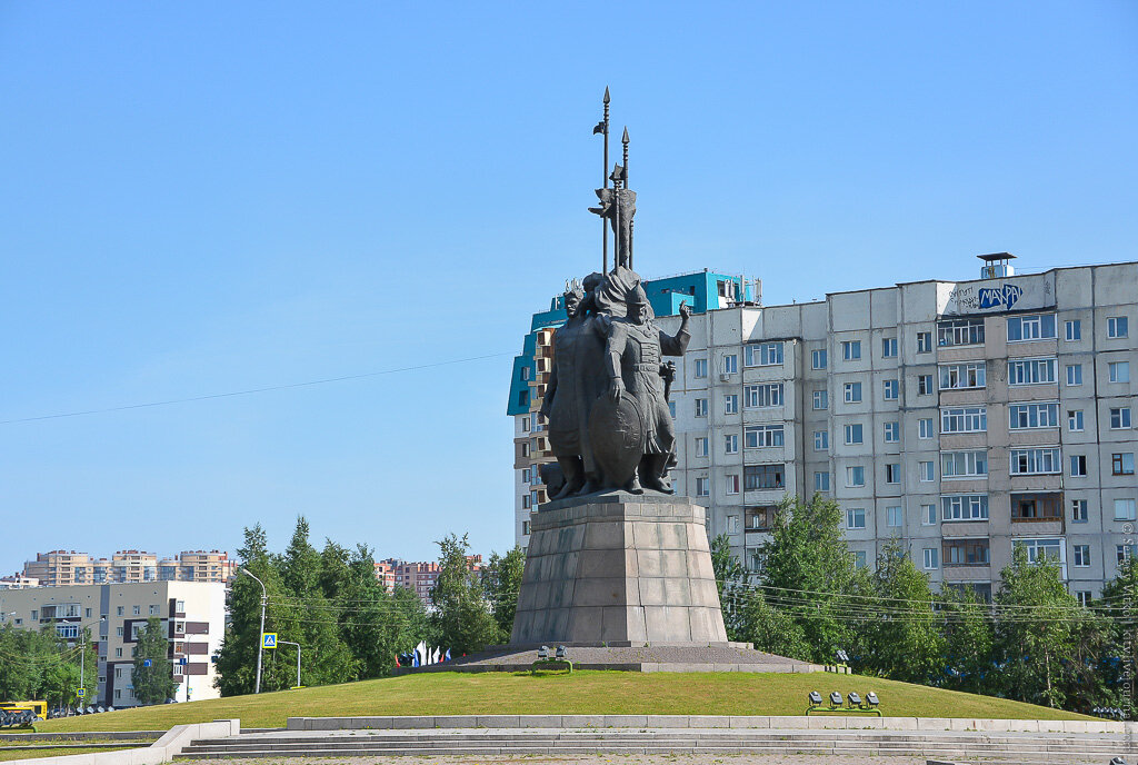  
"Зер гуд, зер гуд" одобрительно кивали немецкие купцы разглядывая пушнину местных охотников на заре возникновения деревянного города. Преобразовалось ли выражение "зер гуд" в "сургут" или это всего лишь красивая легенда, мне достоверно неизвестно. Но в образах ключевого для Сургута памятника основателям города не значатся ни купцы, ни охотники, ни нефтяники... Князь, воевода, казак-плотник и почему-то безымянный священник.
