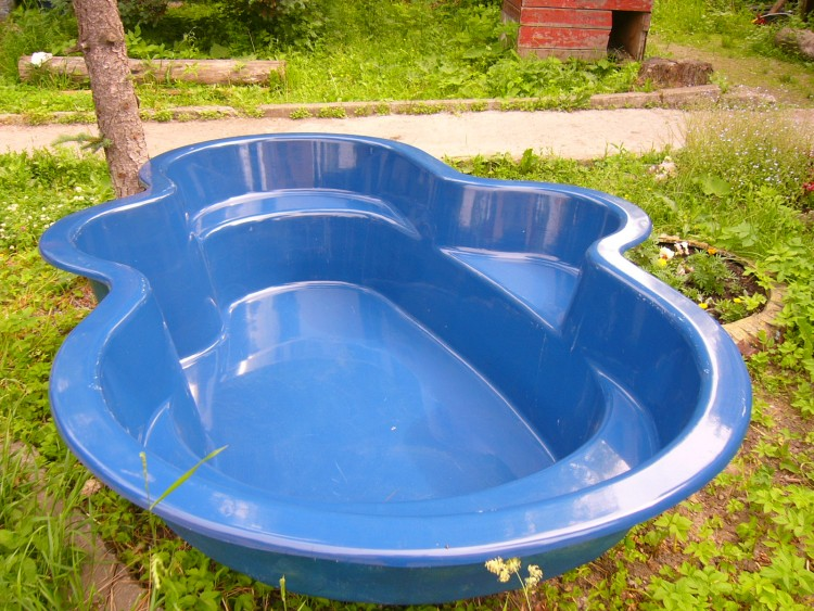 Купить большой пруд. Пластиковый бассейн для дачи. Пруд садовый пластиковый. Декоративные пластиковые бассейны. Пластиковый пруд для дачи.