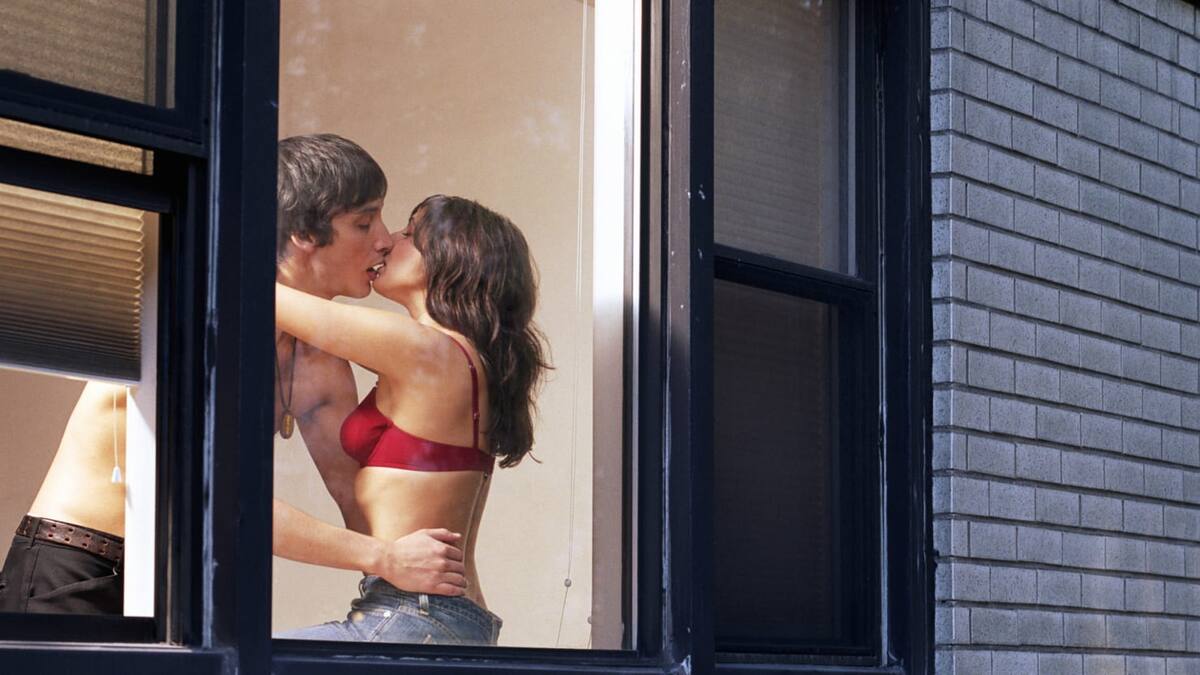 Также интересно ознакомиться и с мнениями людей о вуайеризме и его причинах. 
Екатерина Батаева, доцент кафедры социологии Харьковского гуманитарного университета:

"Человек, следящий за частной жизнью окружающих его людей способен лишь видеть. Взгляд вуайера трансгрессирует его тело-глаз, размещаясь на поверхности созерцаемого. Видеоман/вуайер — идеальная фигура постмодерной визуалистики, реализующая прагматику взгляда, превращающая тело в жадный и ненасытный акт видения"

П. Бурдьё, из произведения «О телевидении и журналистике»:

"Телевидение… льстит этим вкусам и эксплуатирует их с целью завоевания большей аудитории, но предлагает телезрителям примитивную духовную пищу, образцом которой являются ток-шоу, биографические исповеди, выставляющие напоказ без всякого стеснения пережитое, часто носящее экстремальный характер и способное удовлетворить страсть к своеобразному вуайеризму и эксгибиционизму"

К. Метц, из произведения «Воображаемое означающее. Психоанализ и кино»:

"…институция кино предписывает зрителям неподвижность и молчание, зритель скрыт, находится постоянно в неподвижном и сверхрецептивном состоянии, он счастлив и отчужден, акробатически связан с самим собой невидимой нитью зрения и начинает воспринимать себя в качестве субъекта лишь в последний момент, благодаря парадоксальной идентификации со своей собственной, уменьшенной до одного только зрения личностью"

Психолог-аналитик Андрей Можаров:

"Классическое подглядывание в замочную скважину — старо как мир. Сейчас это могут быть бинокли, камеры и т. д. Таких вуайеристов можно назвать классическим типом. Современный тип не такой, он постепенно трансформировался в любителя виртуального подглядывания, то есть любителя порно. Это особый вид порнографии, который имеет аналогичное название и содержит видео материалы снятые скрытой камерой. Давайте остановимся на, так сказать, «истинных вуайеристах». К ним относятся такие личности, чей основной способ удовлетворения сексуального желания связан с тайным подглядыванием за обнаженными людьми в процессе их переодевания, принятия душа, справления естественных потребностей, в процессе занятия сексом. Соответственно, если речь идет о том же способе, но при просмотре подобных сцен на видео, в интернете, то можно говорить о категории «виртуальных вуайеристов"